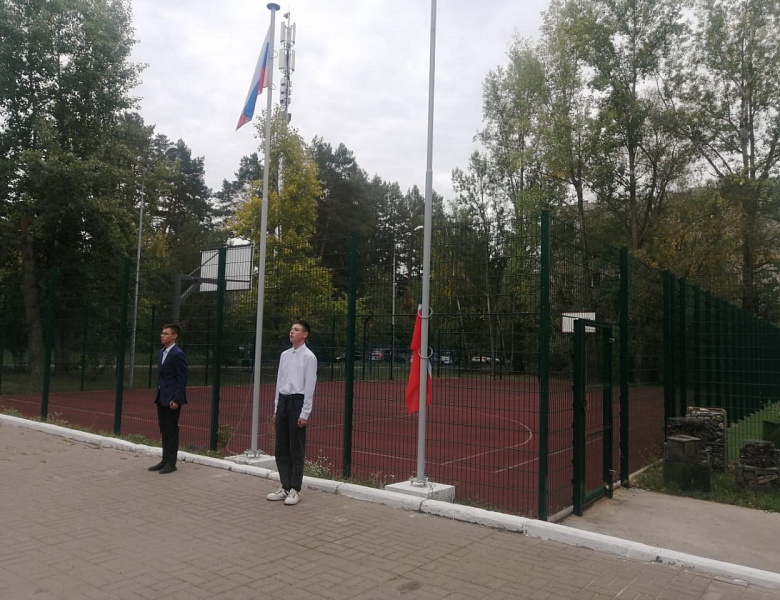 Торжественное поднятие государственных флагов РФ