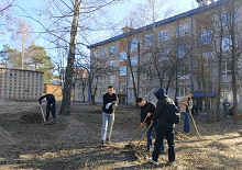 Уборка территории колледжа продолжается