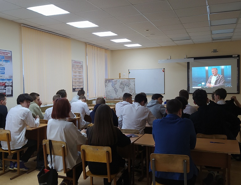 Учебная неделя начинается с поднятия Государственных Флагов