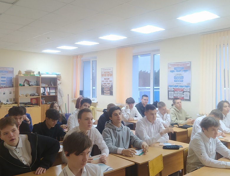 Учебная неделя начинается с поднятия Государственных Флагов