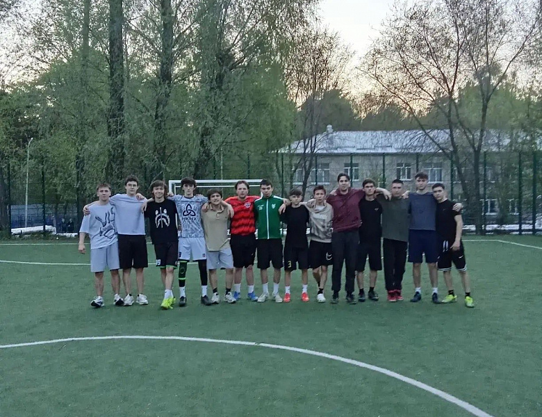 Футбольный матч среди студентов колледжа, живущих в общежитии