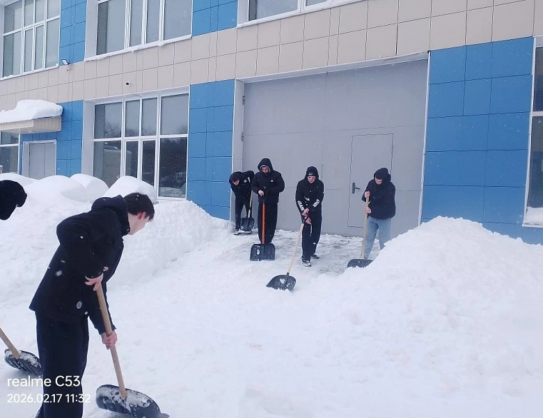 Уборка снега студентами группы ОС-9-1