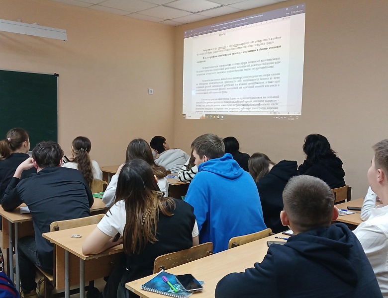 Учебная неделя начинается с поднятия Государственных Флагов