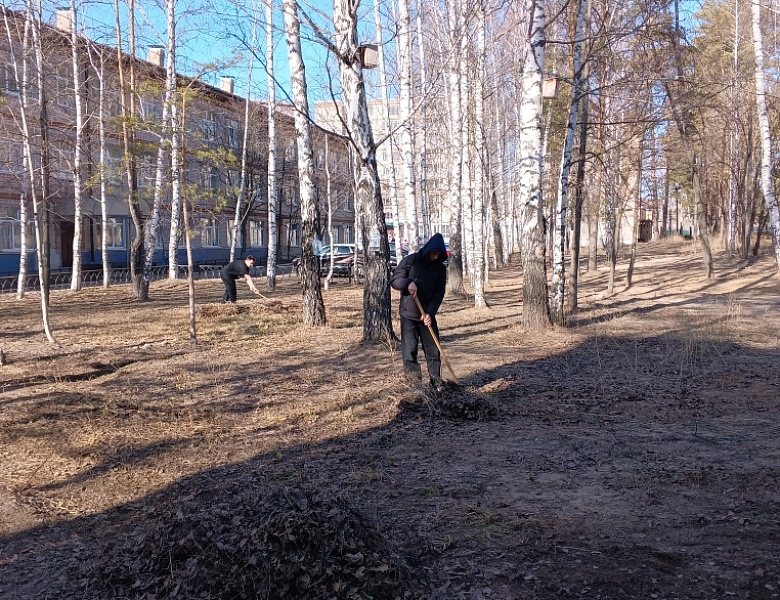 Уборка территории колледжа продолжается