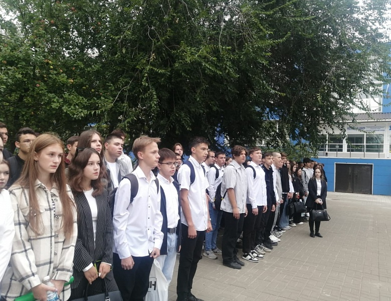 Торжественное поднятие государственных флагов РФ