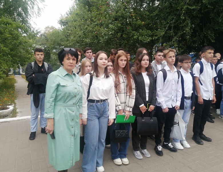 Торжественное поднятие государственных флагов РФ