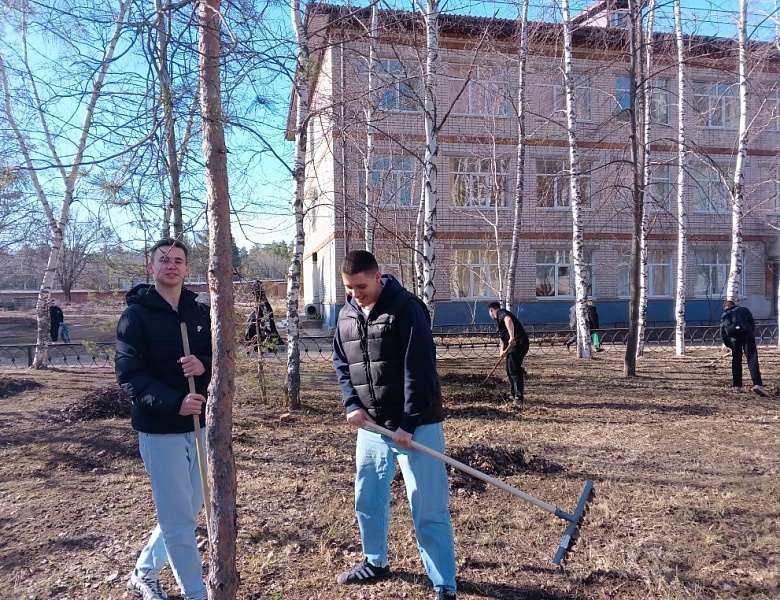 Уборка территории колледжа продолжается