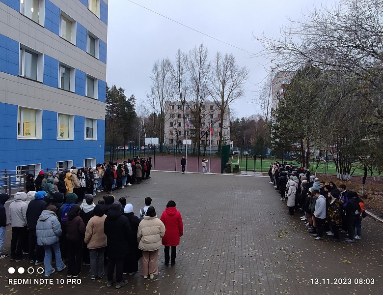 Учебная неделя начинается с поднятия Государственных Флагов