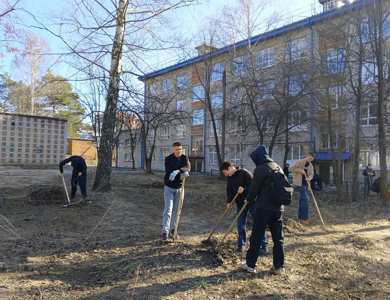 Уборка территории колледжа продолжается