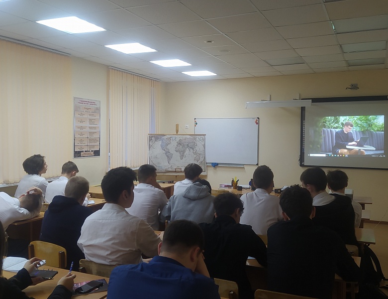 Учебная неделя начинается с поднятия Государственных Флагов