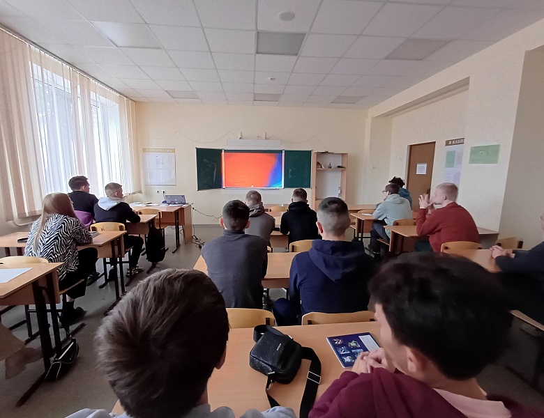 Учебная неделя начинается с поднятия Государственных Флагов