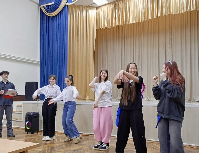 Праздничное мероприятие — конкурсная программа «А, ну-ка, девочки!»