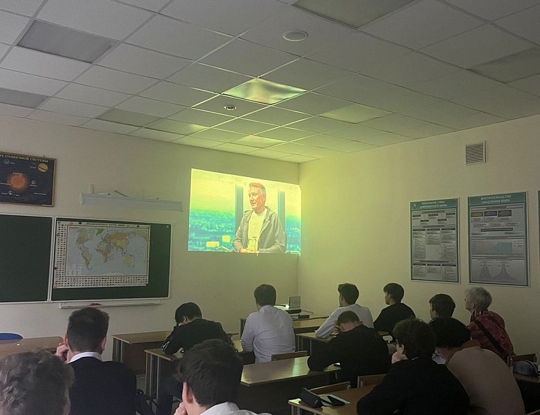 Учебная неделя начинается с поднятия Государственных Флагов