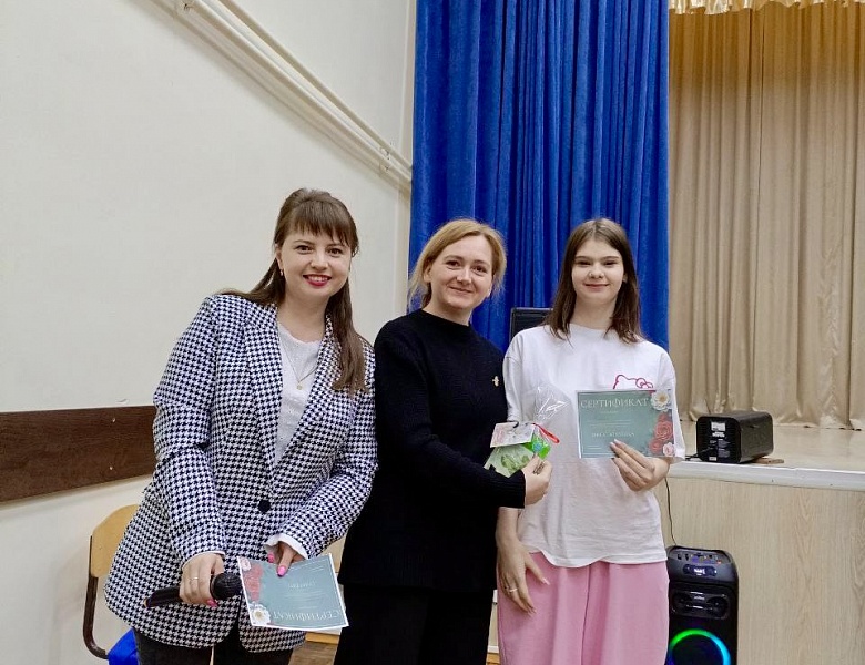 Праздничное мероприятие — конкурсная программа «А, ну-ка, девочки!»