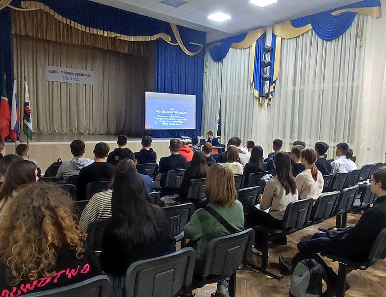 Учебная неделя начинается с поднятия Государственных Флагов
