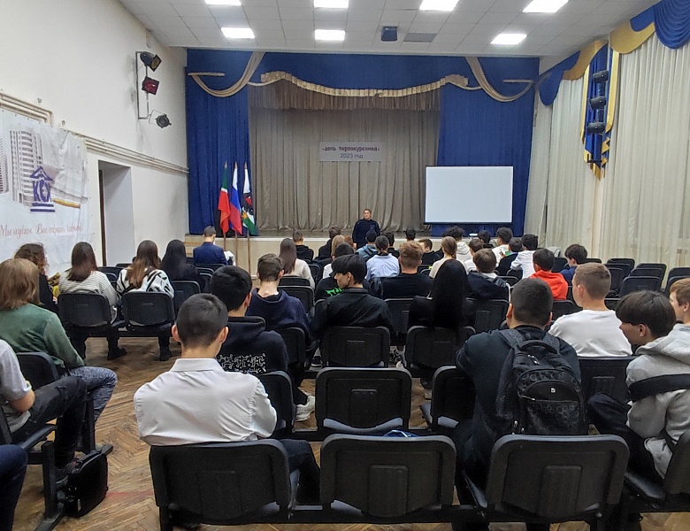 Еженедельная торжественная линейка, с поднятием Государственных Флагов