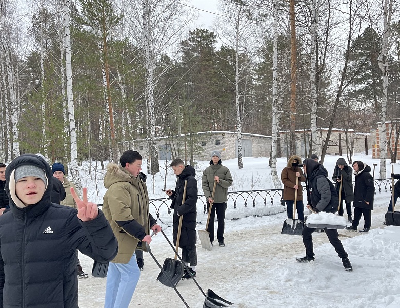 Уборка снега на территории колледжа