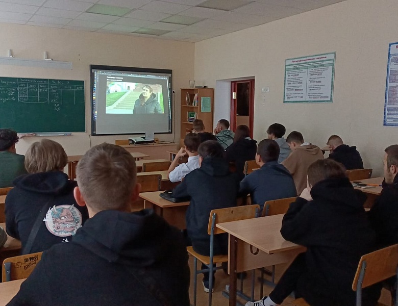 Еженедельная торжественная линейка, с поднятием Государственных Флагов