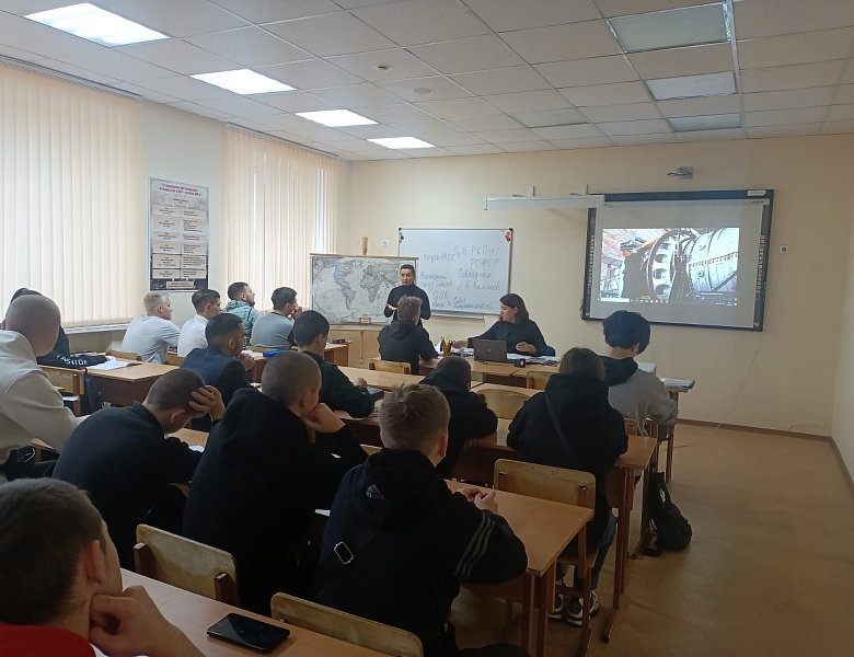 Учебная неделя начинается с поднятия Государственных Флагов