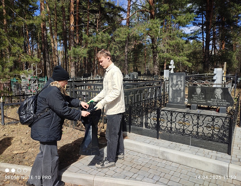 Приведение в порядок студентами-волонтерами воинских памятников