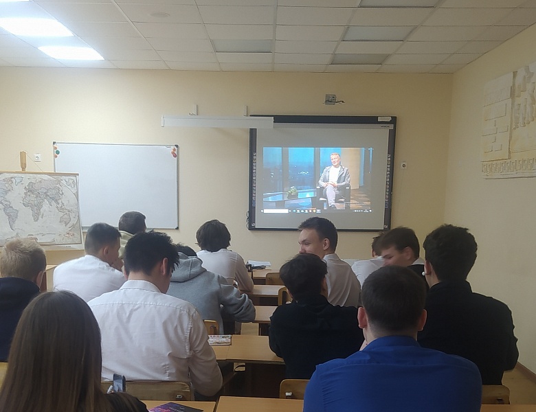 Учебная неделя начинается с поднятия Государственных Флагов