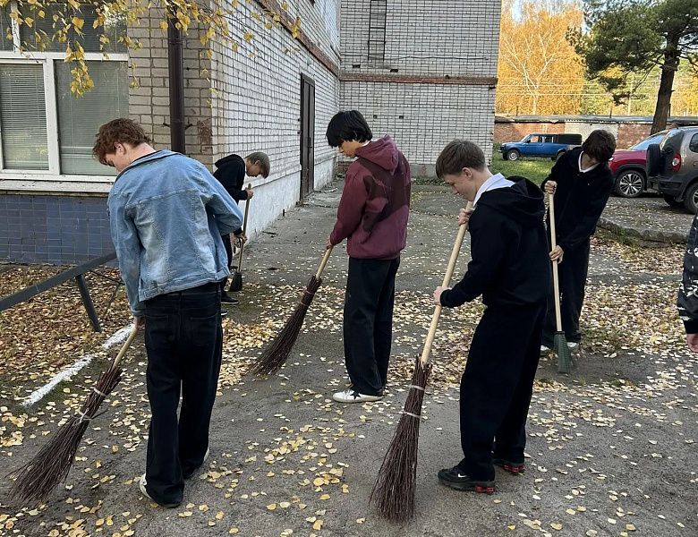 В Казанском строительном колледже началась осенняя уборка!
