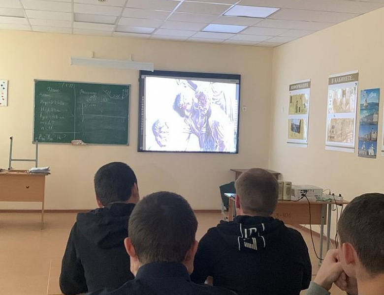 Еженедельная торжественная линейка, с поднятием Государственных Флагов