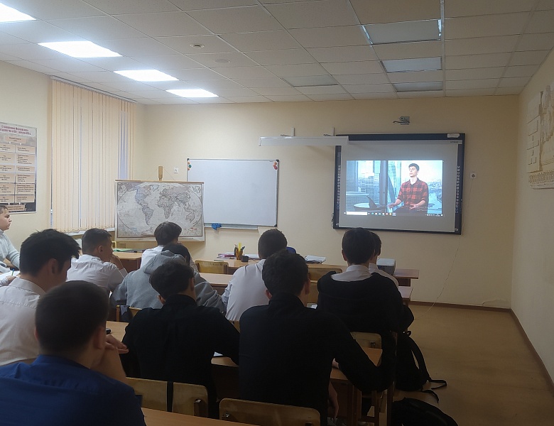 Учебная неделя начинается с поднятия Государственных Флагов