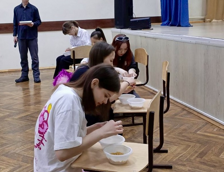 Праздничное мероприятие — конкурсная программа «А, ну-ка, девочки!»