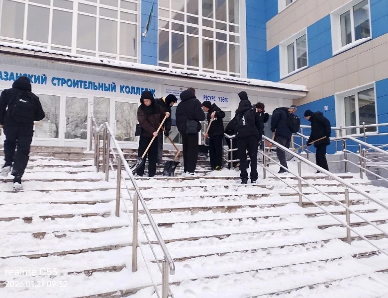 Уборка снега студентами группы ОС-9-1