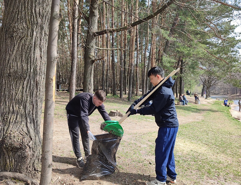 Субботник на озере "Комсомольском"