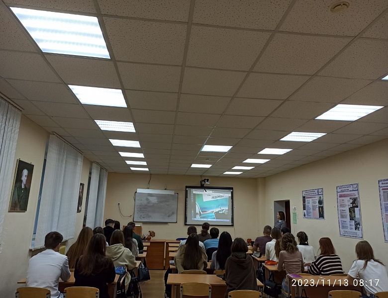 Учебная неделя начинается с поднятия Государственных Флагов