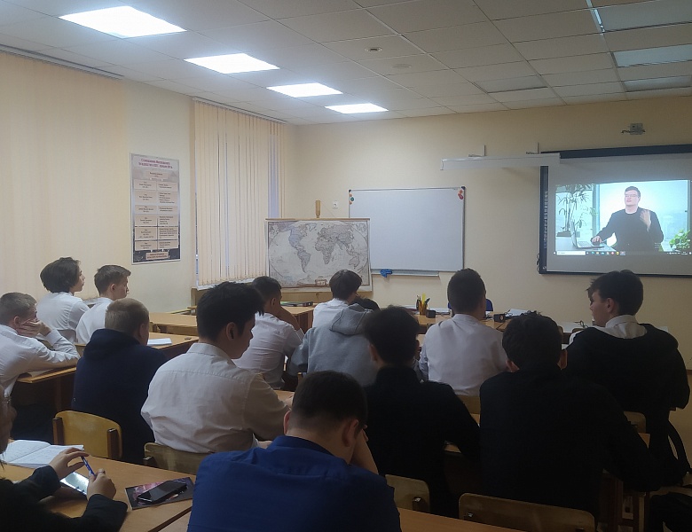 Учебная неделя начинается с поднятия Государственных Флагов