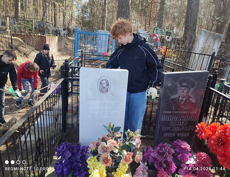 Приведение в порядок студентами-волонтерами воинских памятников