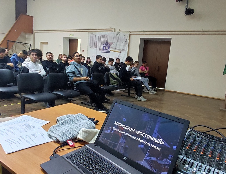 Учебная неделя начинается с поднятия Государственных Флагов