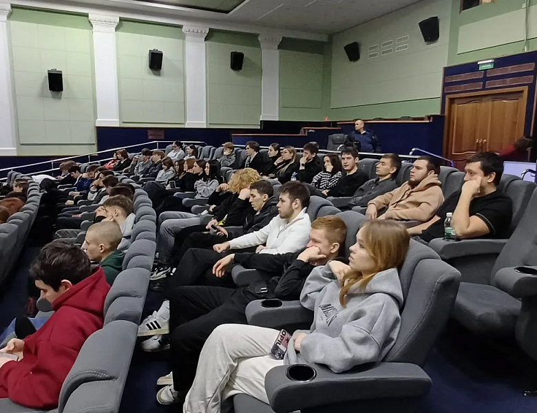 Посещение студентами колледжа кинотеатра «Мир»
