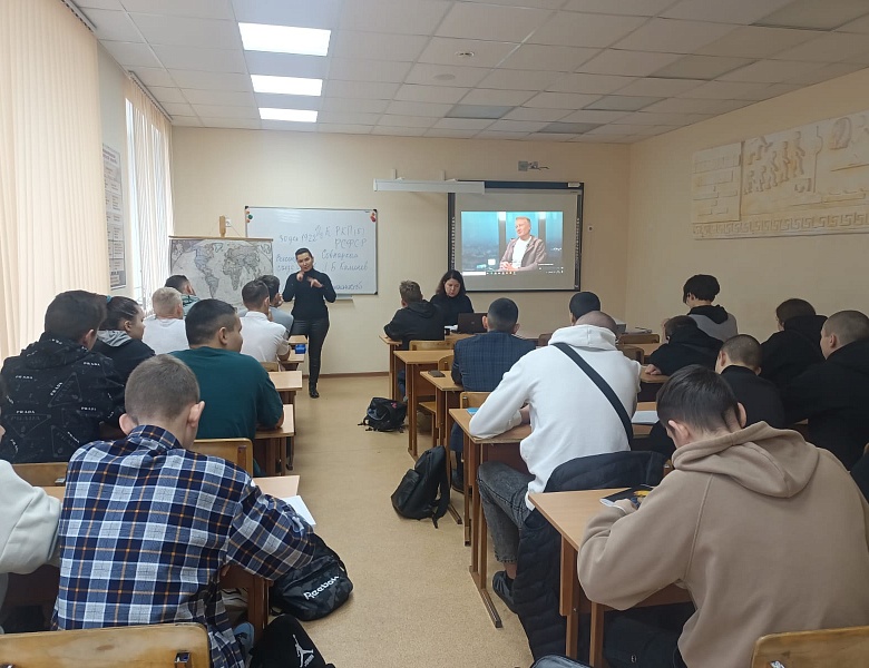 Учебная неделя начинается с поднятия Государственных Флагов