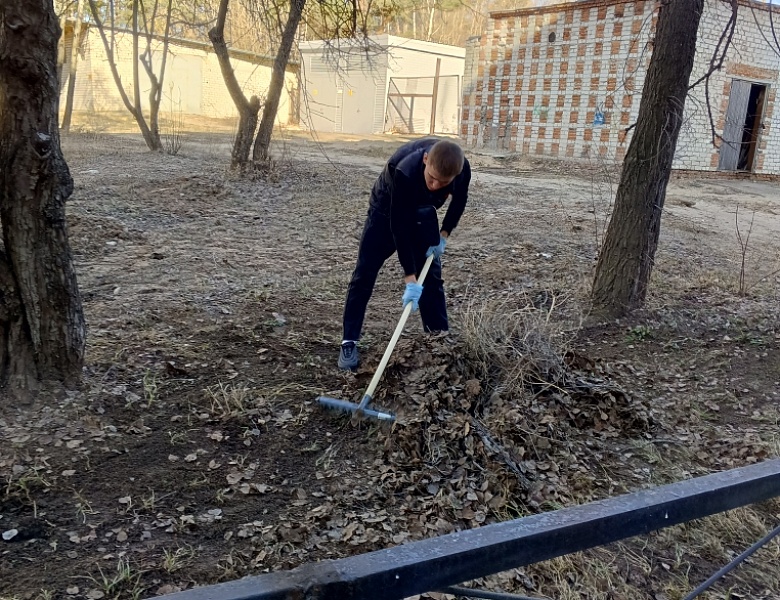 Уборка территории колледжа продолжается