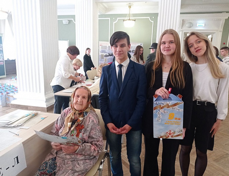 Cопровождение студентами колледжа ветеранов ВОВ на торжественном мероприятии