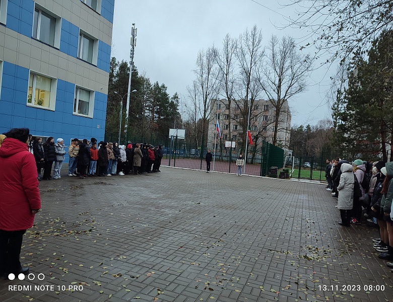 Учебная неделя начинается с поднятия Государственных Флагов